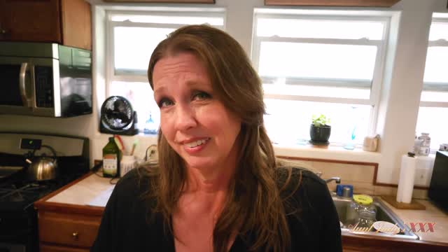 Autumn Recruits the Delivery Guy For Homemade Porno Shoot — Amateur & Casting, Homemade scene by Mylfed